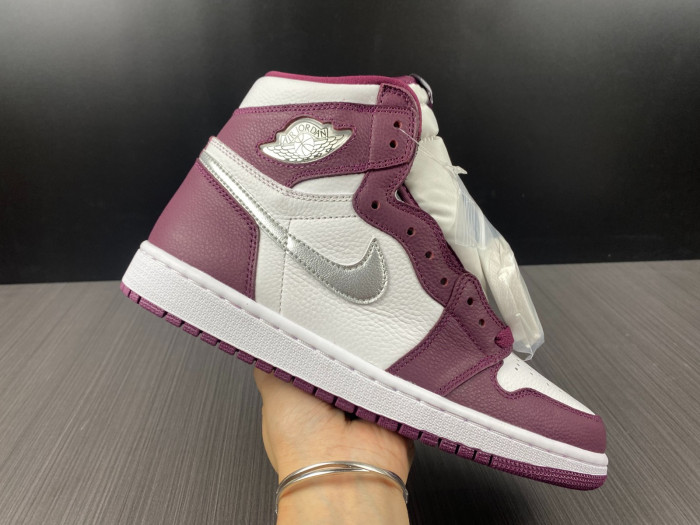 Air Jordan 1 High OG “Bordeaux” 555088-611
